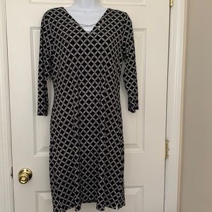 White House Black Market Shift Dress. Black and white, 3/4 length sleeves. Sz: S